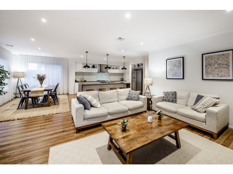 32 Strettle Crescent, Cranbourne North VIC 3977