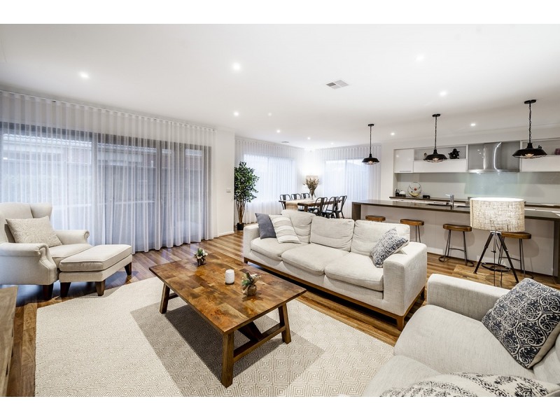 32 Strettle Crescent, Cranbourne North VIC 3977