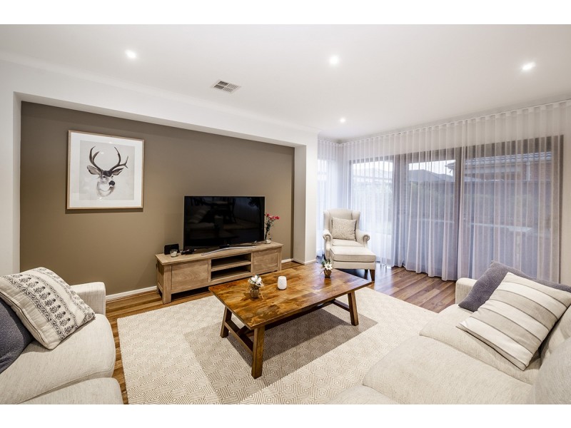 32 Strettle Crescent, Cranbourne North VIC 3977