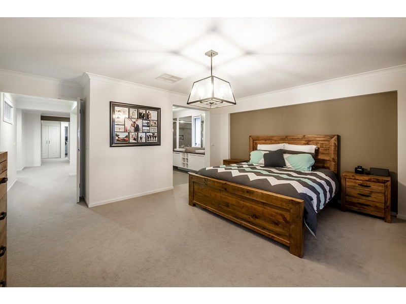 32 Strettle Crescent, Cranbourne North VIC 3977