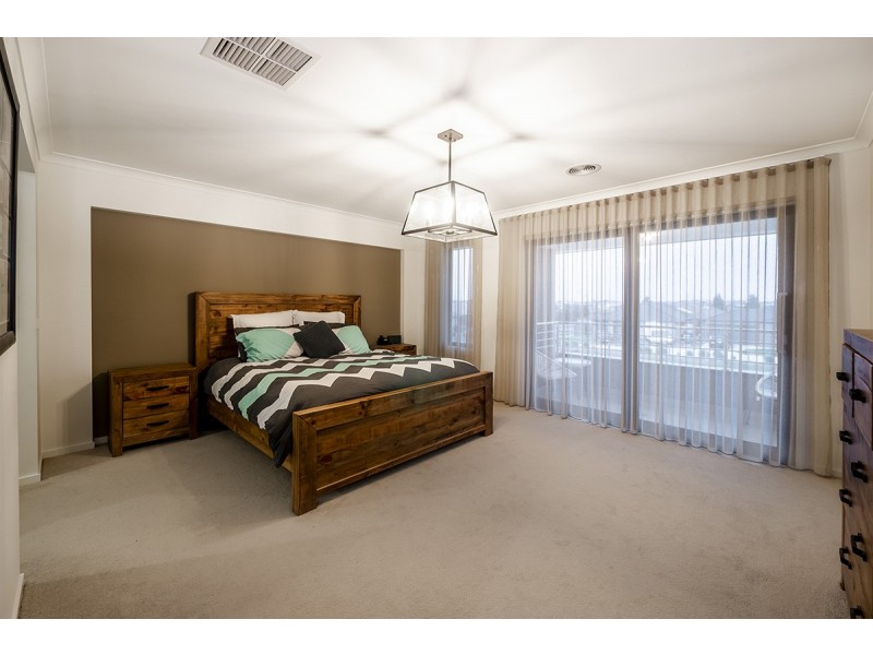 32 Strettle Crescent, Cranbourne North VIC 3977