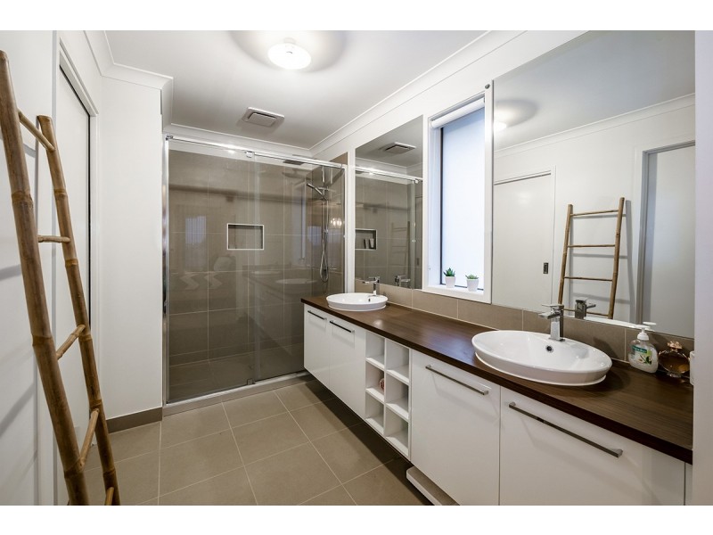 32 Strettle Crescent, Cranbourne North VIC 3977