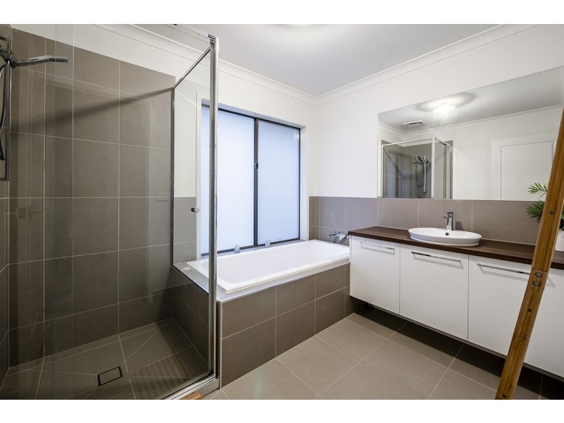 32 Strettle Crescent, Cranbourne North VIC 3977