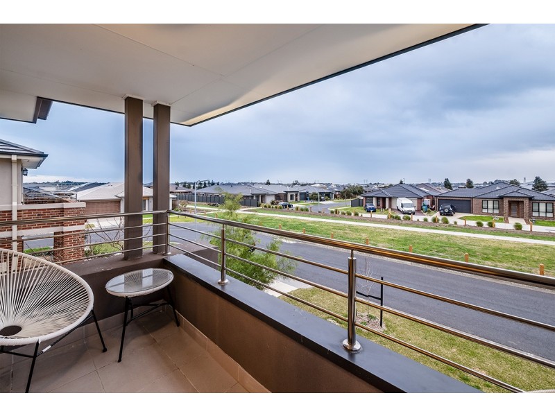 32 Strettle Crescent, Cranbourne North VIC 3977