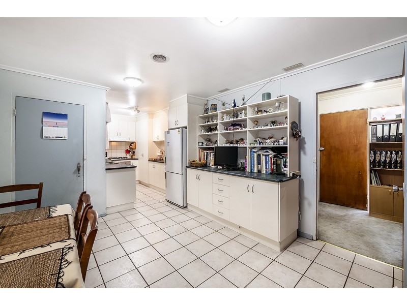 27 Valepark Crescent, Cranbourne VIC 3977