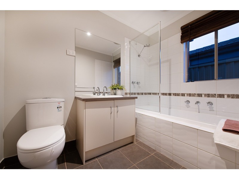 14 Tyndall Street, Cranbourne East VIC 3977