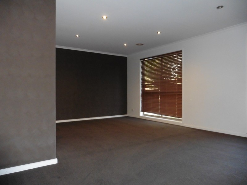 3 Frances Crescent, Cranbourne North VIC 3977