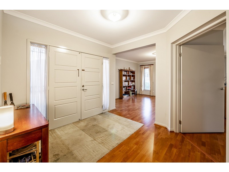 79 Hutchinson Drive, Lynbrook VIC 3975