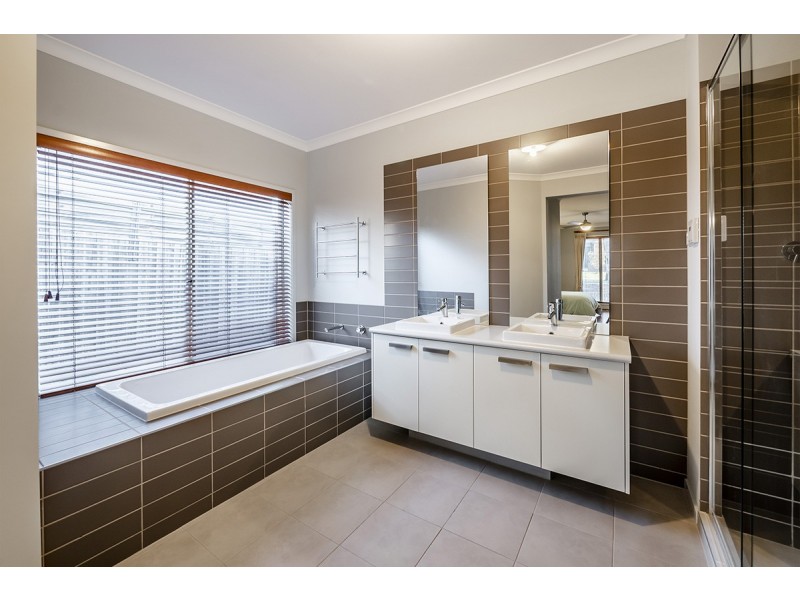 79 Hutchinson Drive, Lynbrook VIC 3975