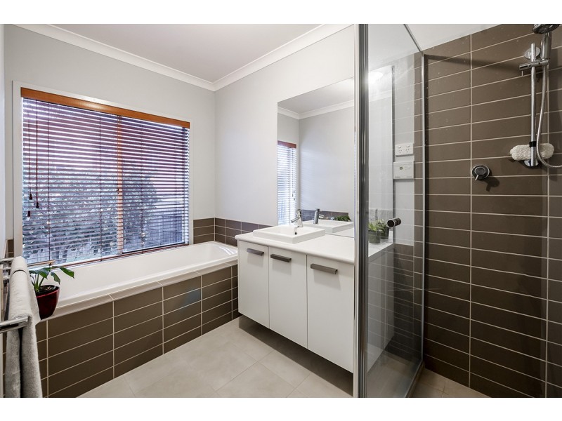 79 Hutchinson Drive, Lynbrook VIC 3975