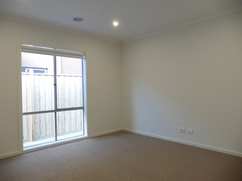 37 Remus Circuit, Cranbourne West VIC 3977