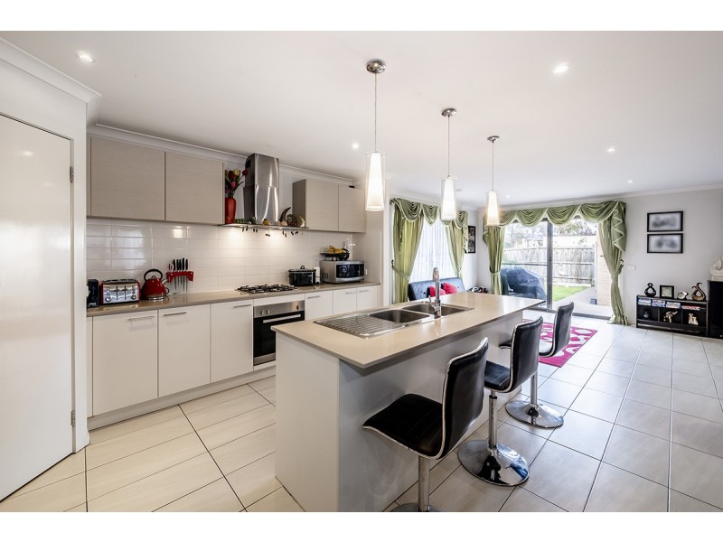 15 Brolin Terrace, Cranbourne North VIC 3977