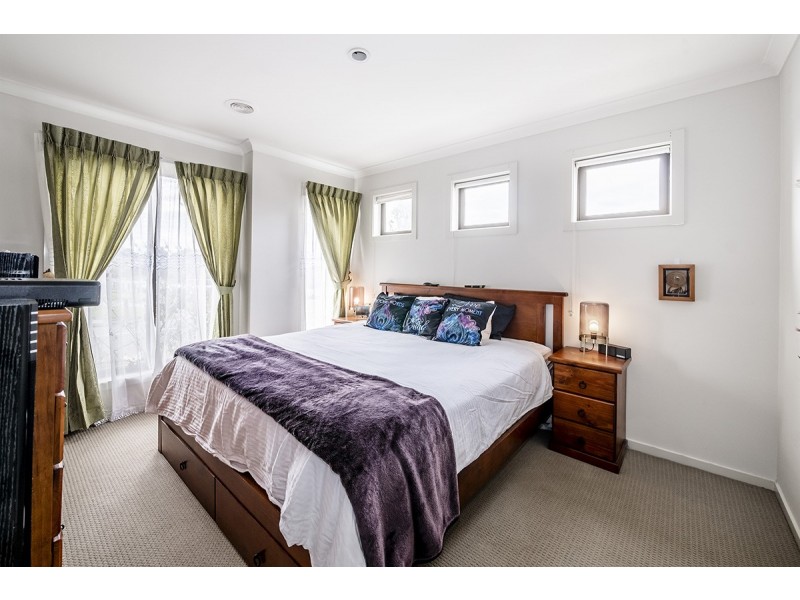 15 Brolin Terrace, Cranbourne North VIC 3977