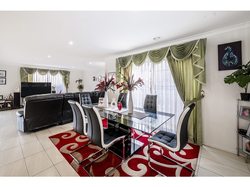 15 Brolin Terrace, Cranbourne North VIC 3977