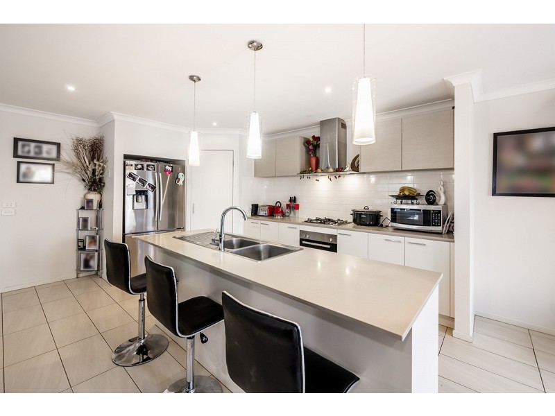 15 Brolin Terrace, Cranbourne North VIC 3977