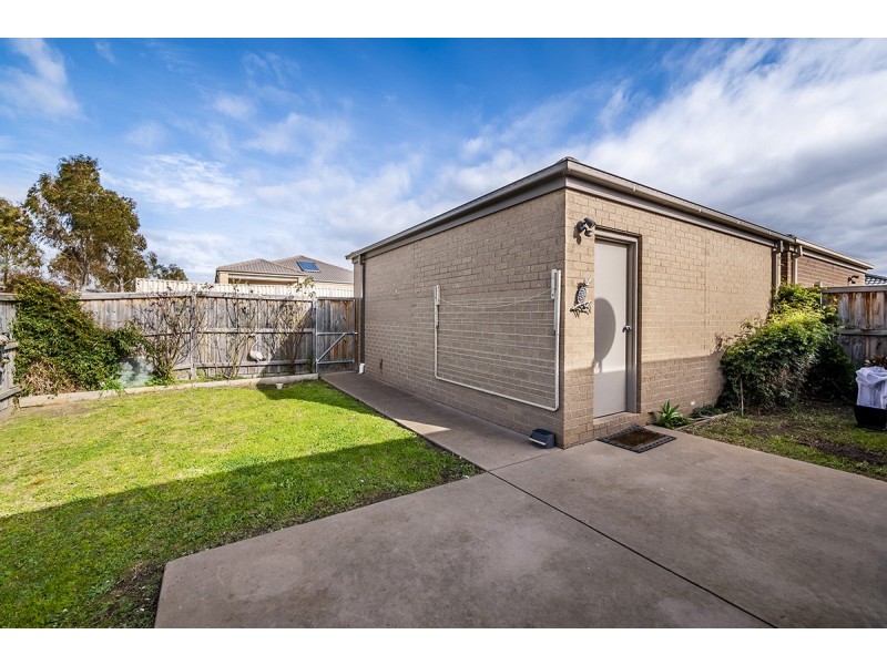 15 Brolin Terrace, Cranbourne North VIC 3977