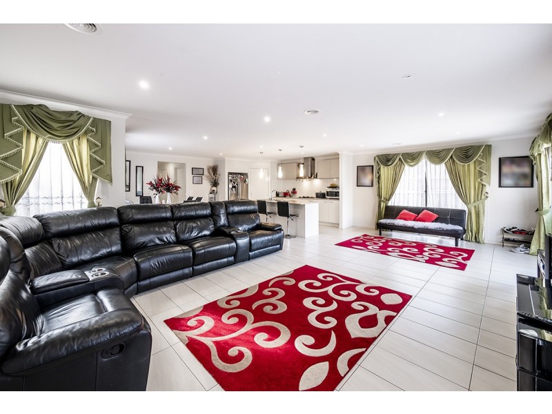 15 Brolin Terrace, Cranbourne North VIC 3977