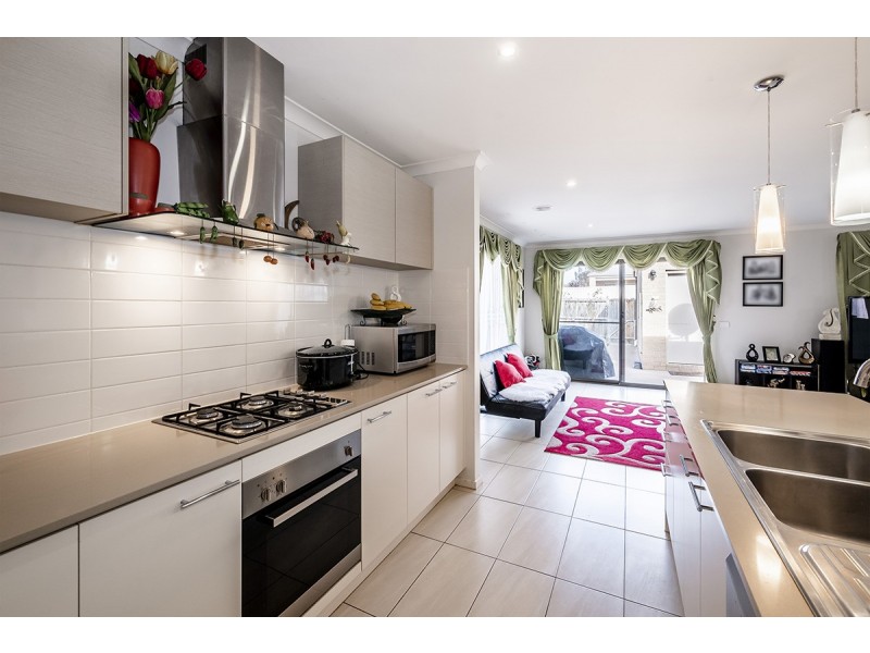 15 Brolin Terrace, Cranbourne North VIC 3977