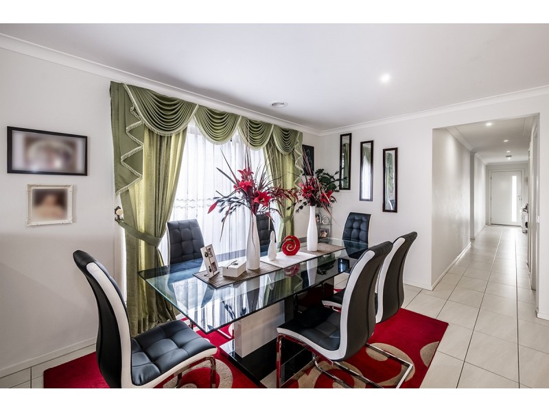 15 Brolin Terrace, Cranbourne North VIC 3977