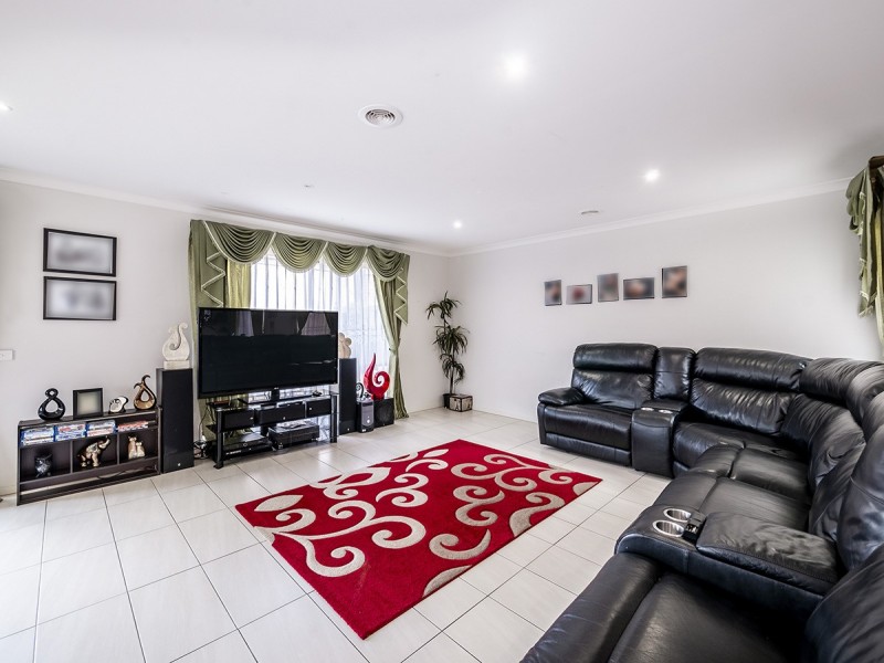 15 Brolin Terrace, Cranbourne North VIC 3977