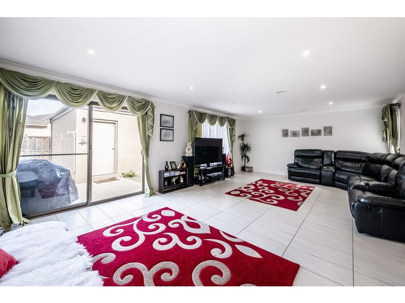 15 Brolin Terrace, Cranbourne North VIC 3977