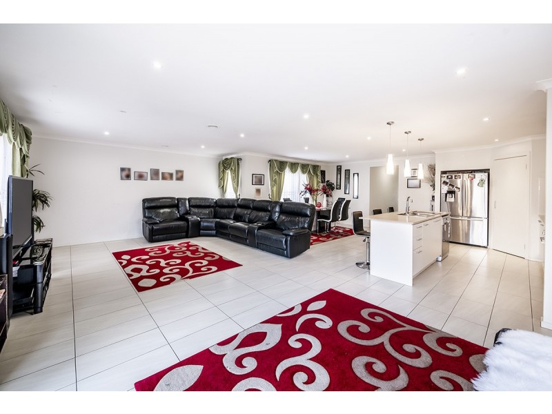 15 Brolin Terrace, Cranbourne North VIC 3977