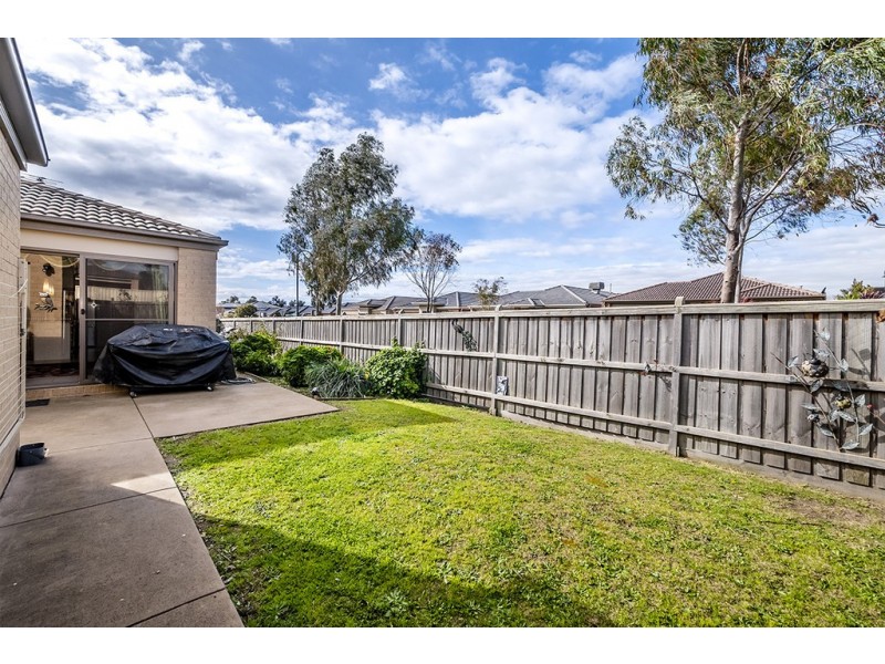 15 Brolin Terrace, Cranbourne North VIC 3977