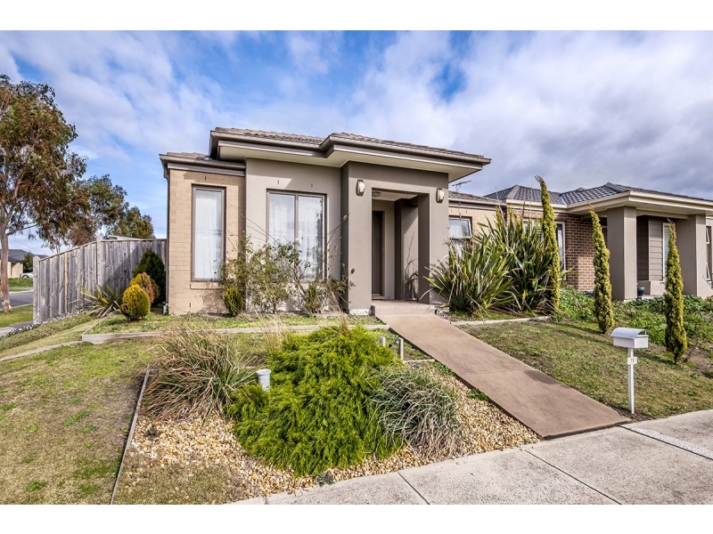 15 Brolin Terrace, Cranbourne North VIC 3977