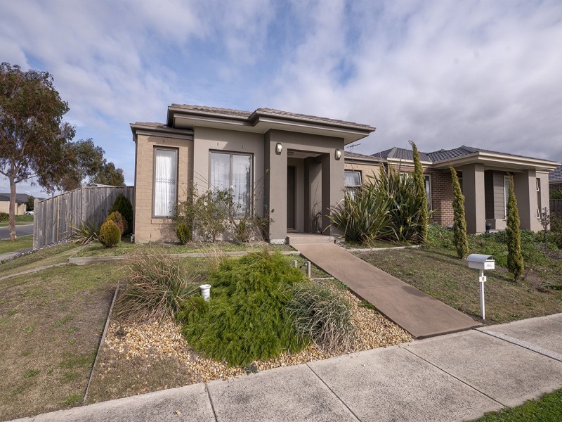 15 Brolin Terrace, Cranbourne North VIC 3977