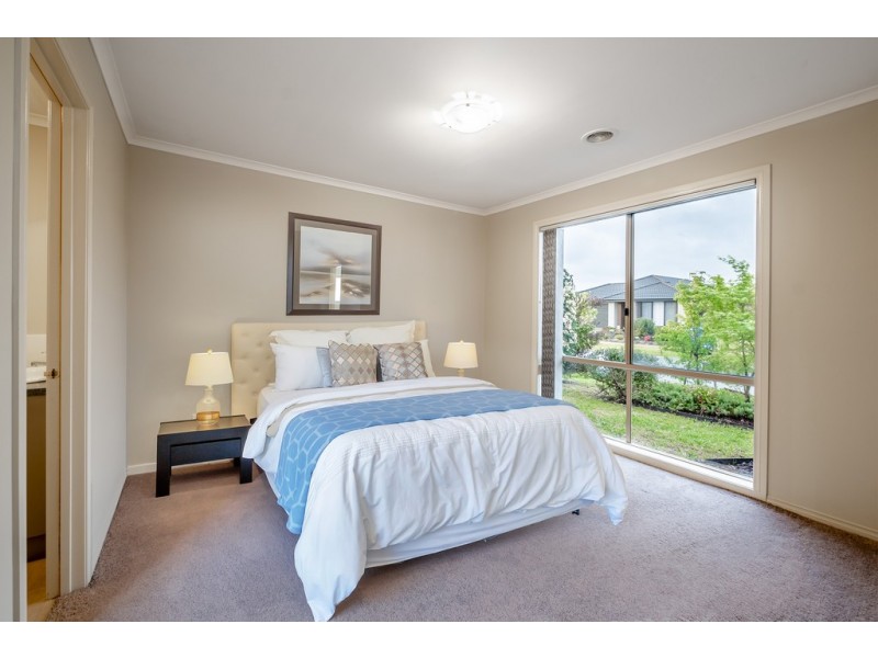 8 Bellbrae Crescent, Cranbourne West VIC 3977