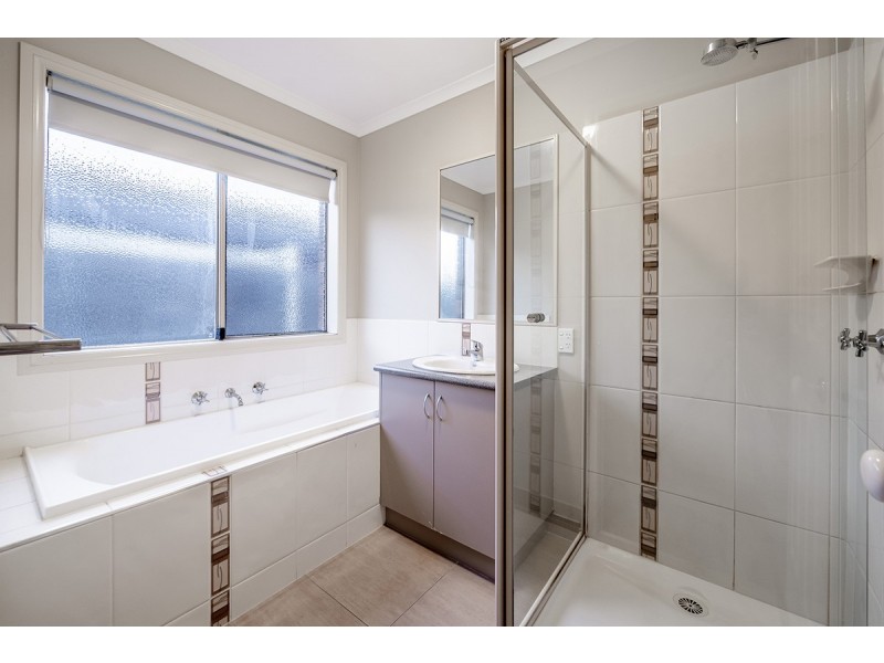 8 Bellbrae Crescent, Cranbourne West VIC 3977