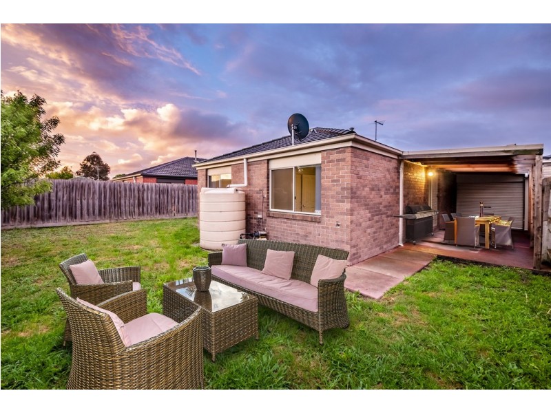 8 Bellbrae Crescent, Cranbourne West VIC 3977