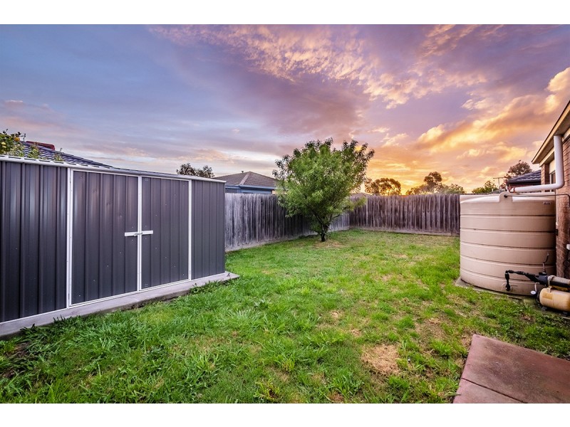 8 Bellbrae Crescent, Cranbourne West VIC 3977