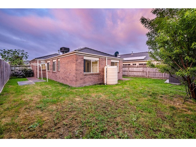 8 Bellbrae Crescent, Cranbourne West VIC 3977