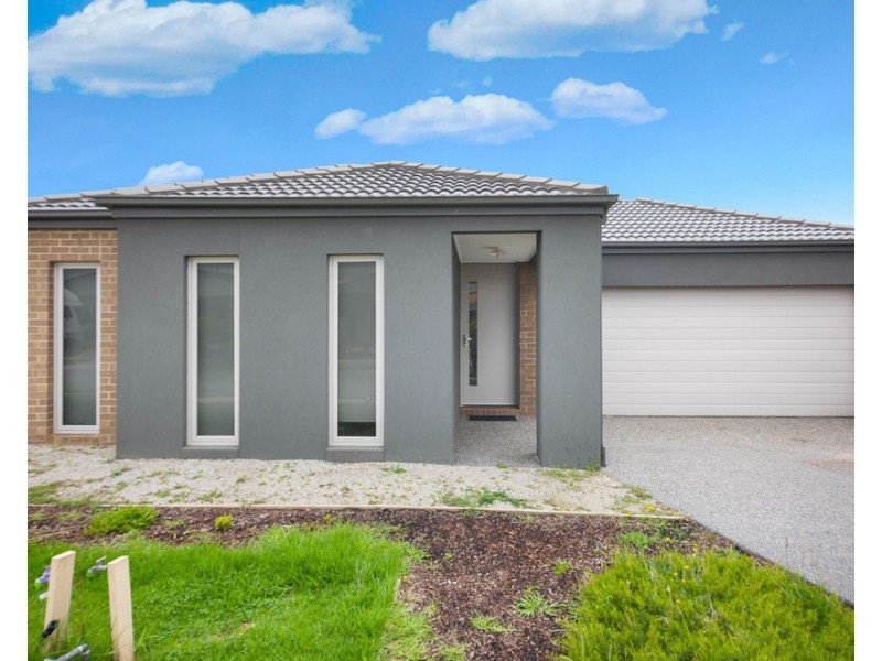 4 Almondbank Road, Cranbourne East VIC 3977