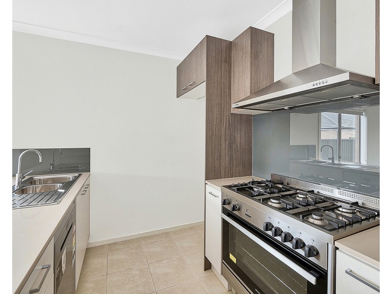 4 Almondbank Road, Cranbourne East VIC 3977