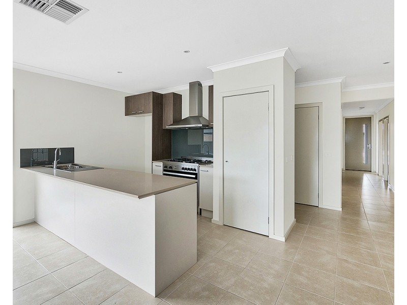 4 Almondbank Road, Cranbourne East VIC 3977