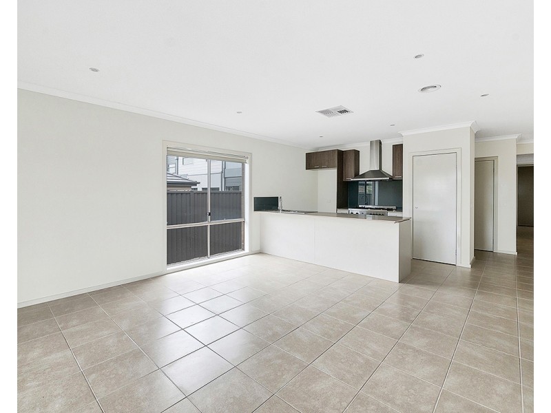 4 Almondbank Road, Cranbourne East VIC 3977