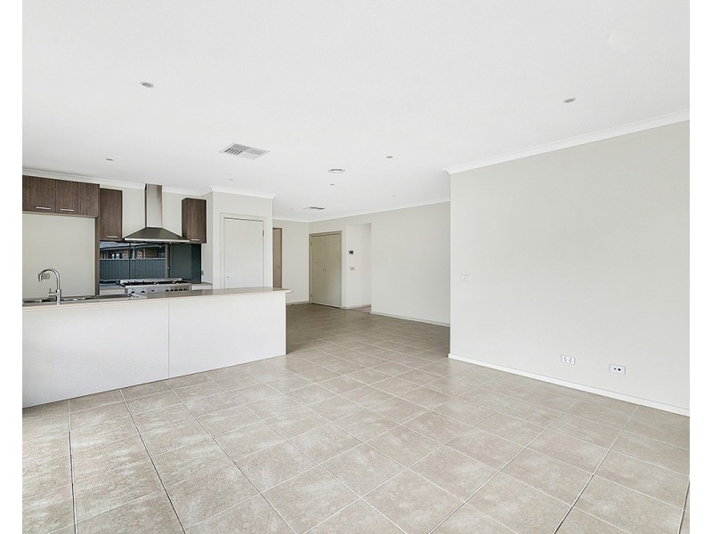 4 Almondbank Road, Cranbourne East VIC 3977