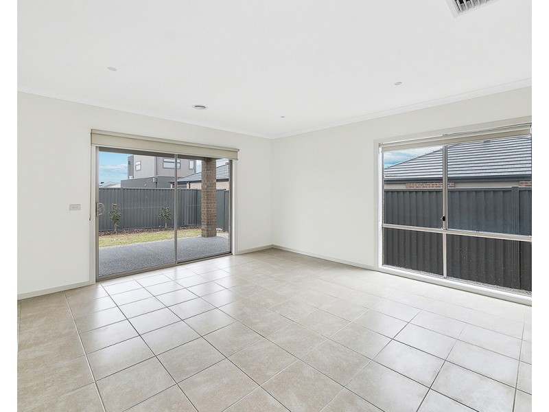 4 Almondbank Road, Cranbourne East VIC 3977