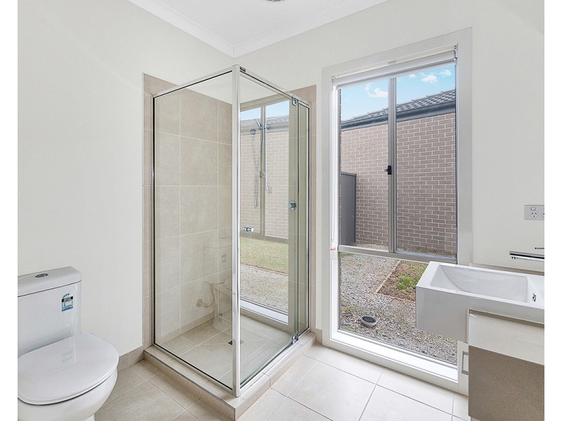 4 Almondbank Road, Cranbourne East VIC 3977