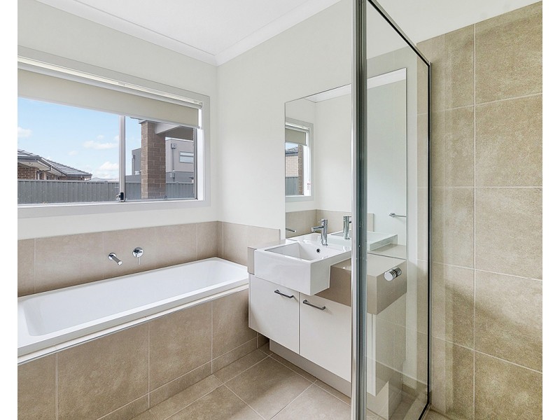 4 Almondbank Road, Cranbourne East VIC 3977