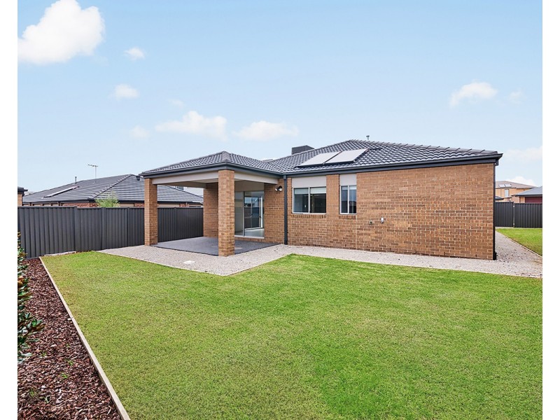 4 Almondbank Road, Cranbourne East VIC 3977