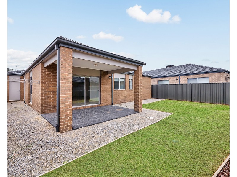 4 Almondbank Road, Cranbourne East VIC 3977