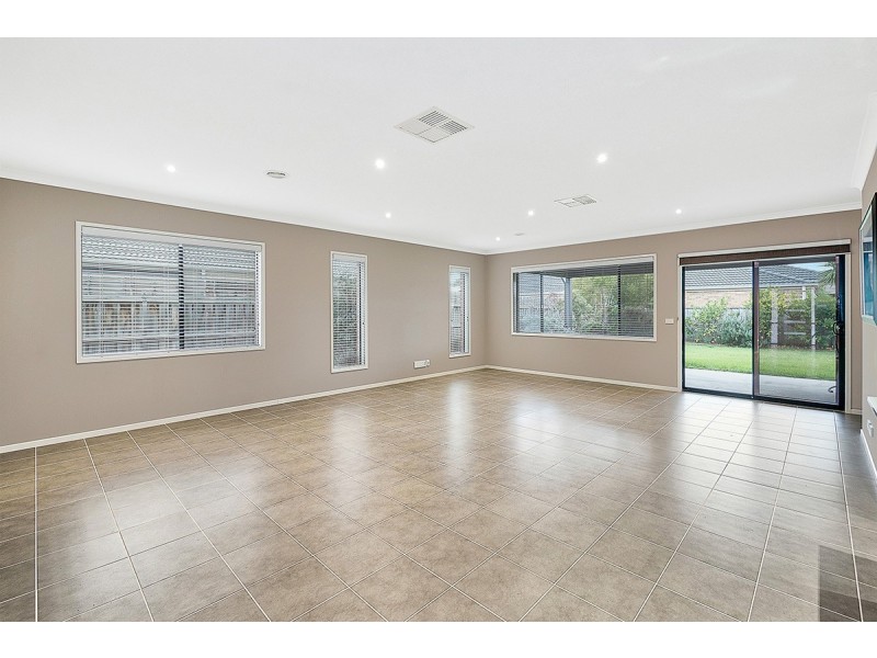 6 Beechwood Drive, Lyndhurst VIC 3975