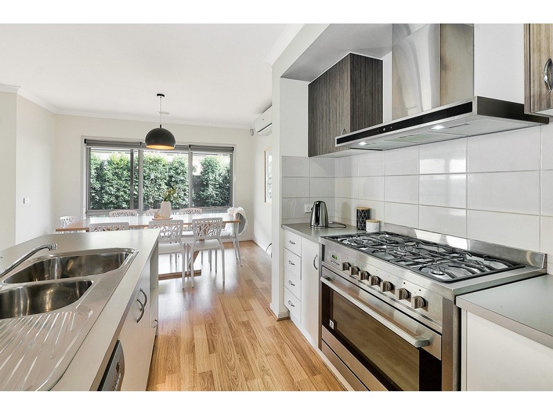 4 Stonebank Grove, Cranbourne East VIC 3977