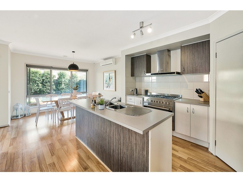 4 Stonebank Grove, Cranbourne East VIC 3977