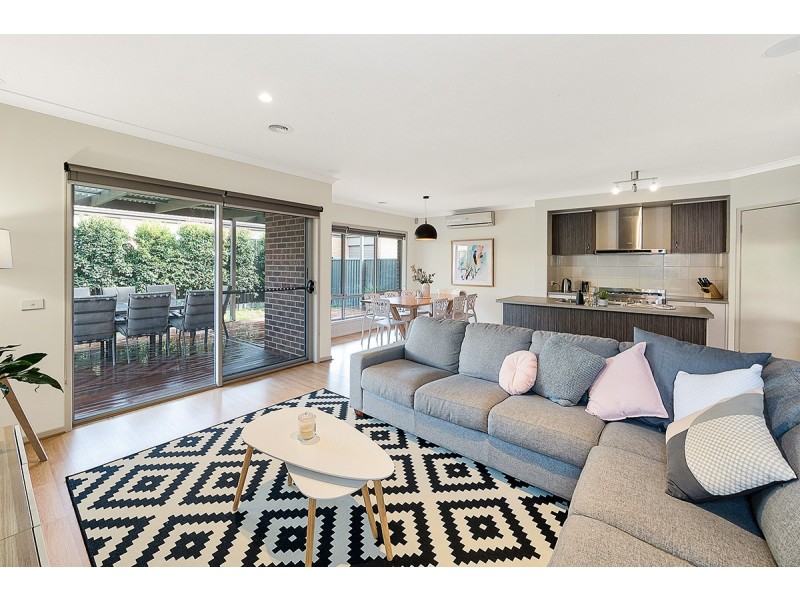 4 Stonebank Grove, Cranbourne East VIC 3977