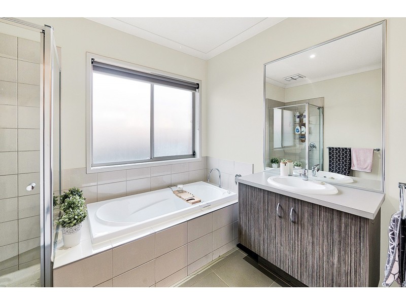 4 Stonebank Grove, Cranbourne East VIC 3977