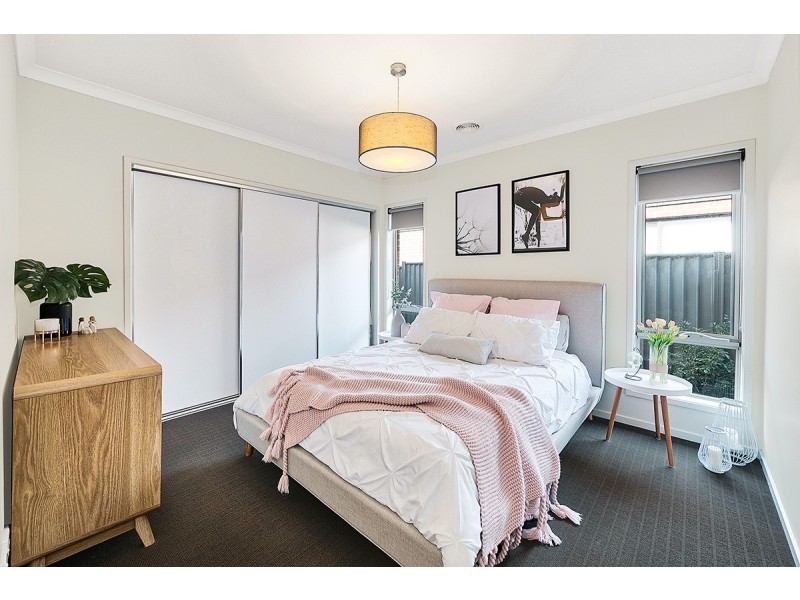 4 Stonebank Grove, Cranbourne East VIC 3977